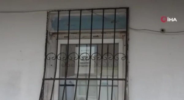 Şaşkına Çeviren Yazı! Bağımlılardan Bıktı Camına Astı